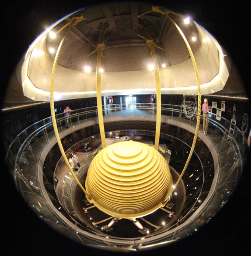 为何摩天大楼里,要用几根线悬挂一个百吨重的大铁球?看了就知道