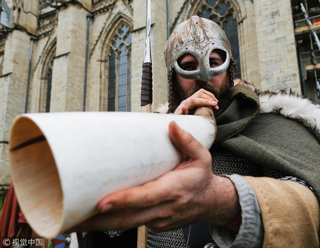 英国约克迎来一年一度"维京节" 大批"中世纪武士"舞刀弄枪