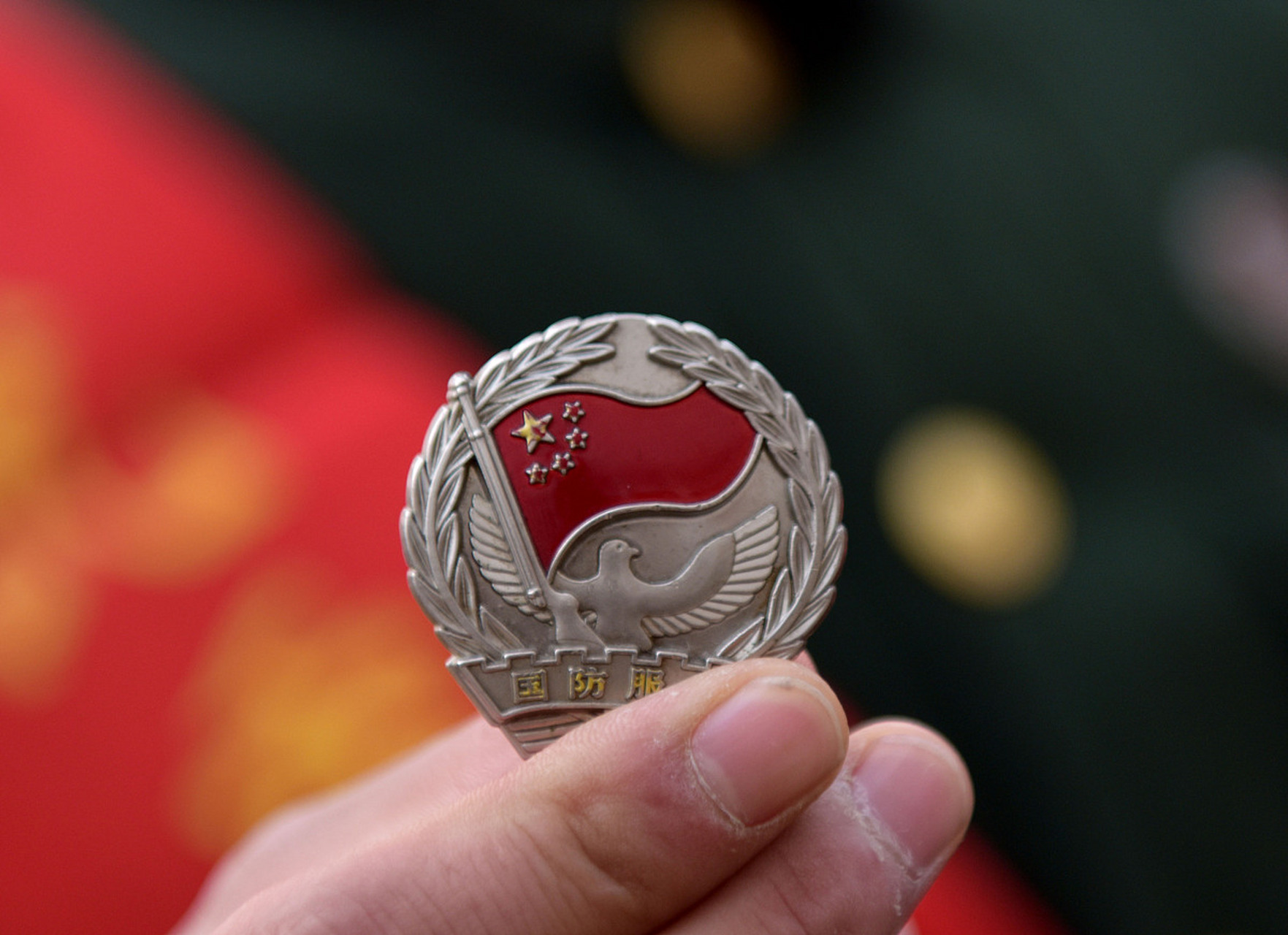 国防服役纪念章,至少要服役8年,才能发个铜质纪念章.