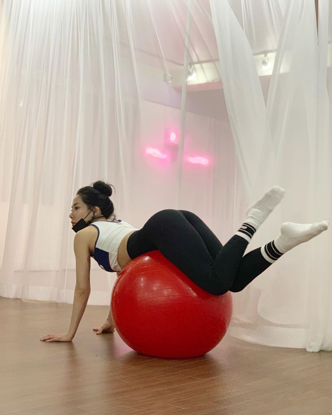 renzi,专业健美操运动员,日常练功最重要的一项就是一字马压腿.