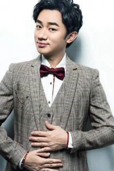 王祖蓝晒学画画照片,神情专注,谁注意到了手上细节?真是好男人