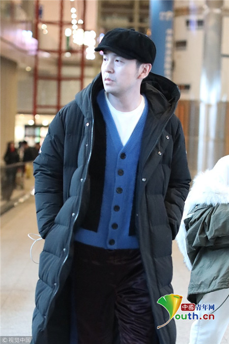 雷佳音戴鸭舌帽扮潮 长款棉服穿出大长腿阔步疾走