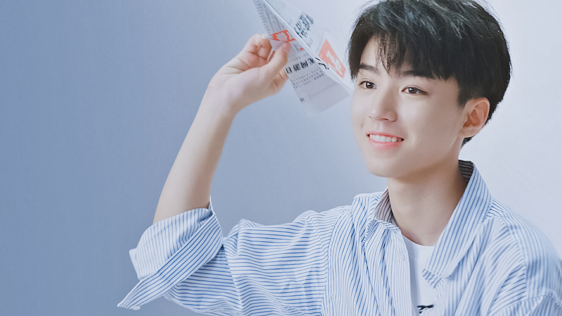 王俊凯穿蓝色条纹衬衫好幼,捏着自己小时候的照片真的可可爱爱