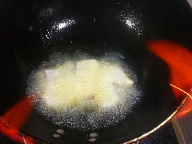这样炸鱼块不光细嫩如鳕鱼,烧年糕更极品!吮指难忘4步就搞定