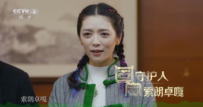 还有藏族女子索朗卓嘎以自己的方式演绎"格萨尔唐卡"的传承.