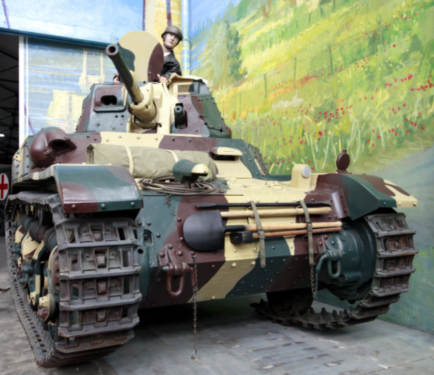 图中装甲为雷诺 r35 轻型坦克,重11吨,搭载雷诺4缸汽油机,时速20公里