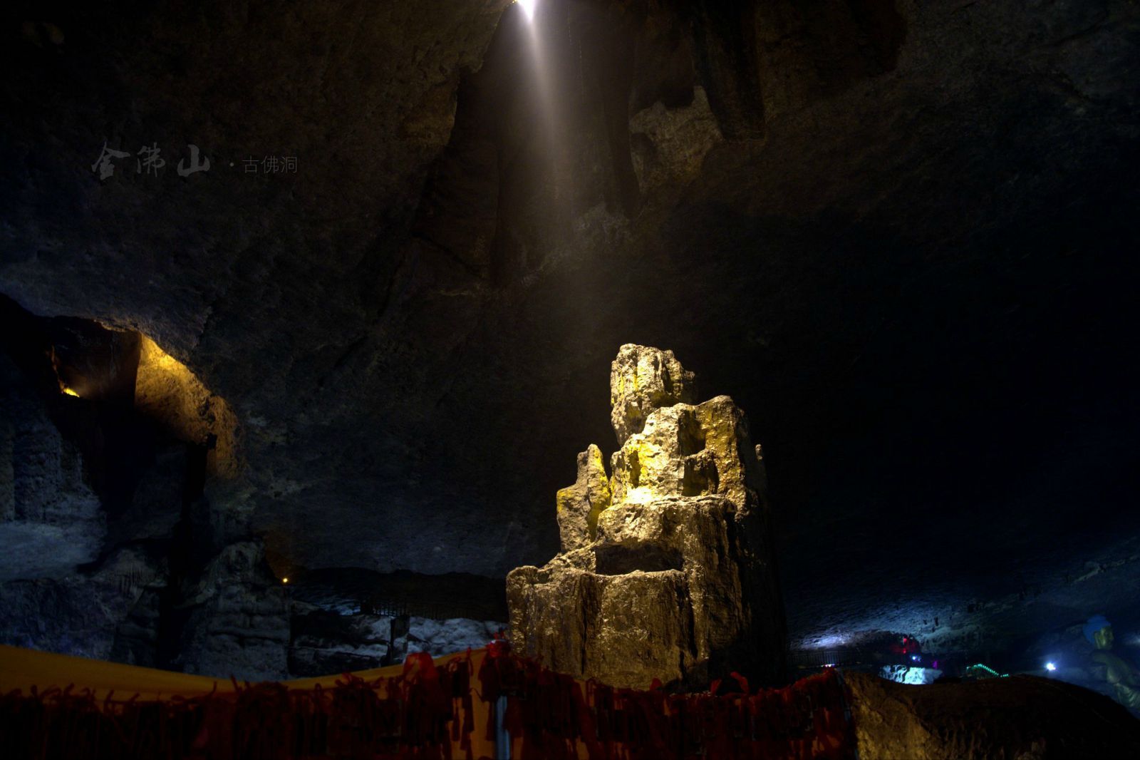 重庆金佛山如一尊金身大佛交射出万道霞光,异常壮观而美丽!