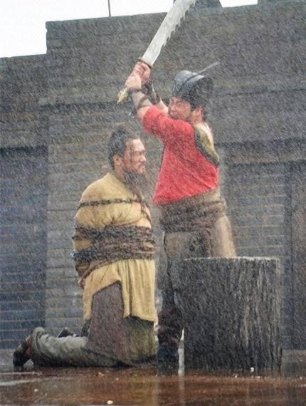 古代的刽子手身穿一身红,杀人前还要大喊四个字,并不仅为了壮胆