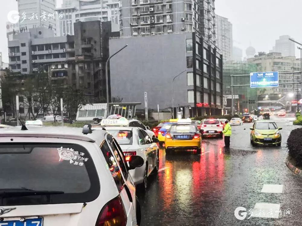 通车仅半年,贵阳人民大道变"水道",积水严重!这次强降雨有多猛?戳视频