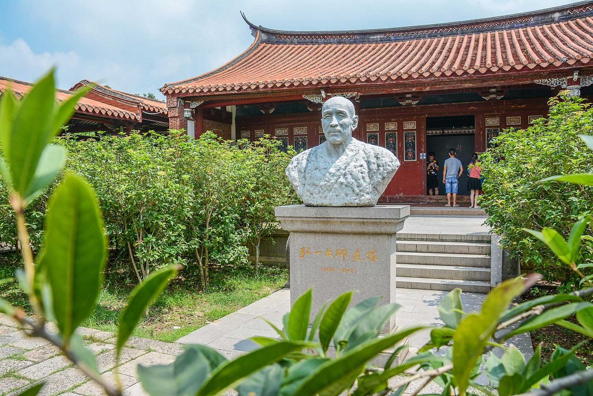 弘一法师:"人生不过就是三万多天,借副皮囊而已,生