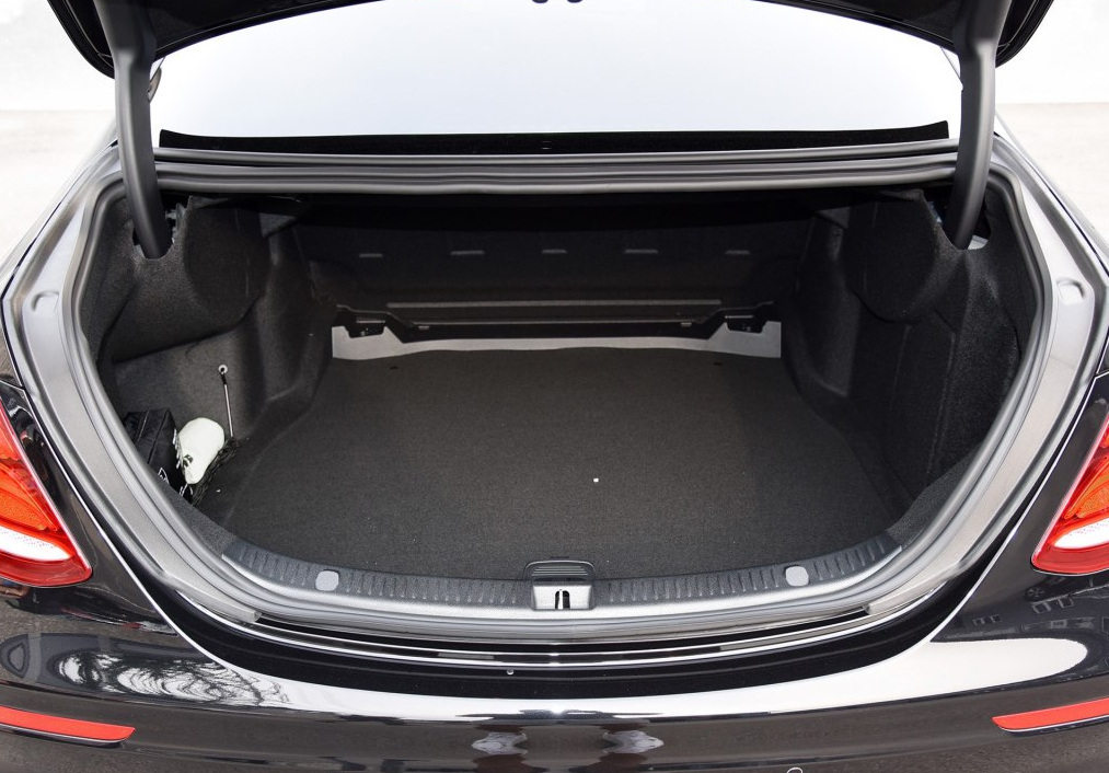 这款车的后备箱的空间还是很不错的,对于家庭旅游来说还是够用的