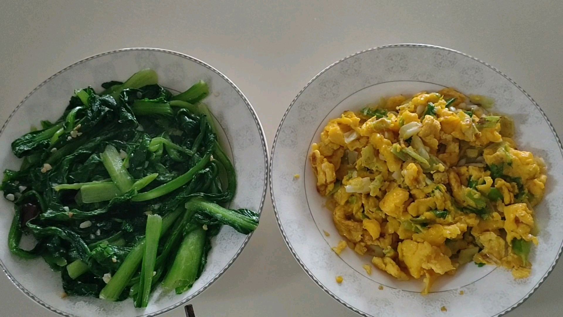 两道家常小菜:葱花炒鸡蛋和清炒小白菜,在家吃的爽