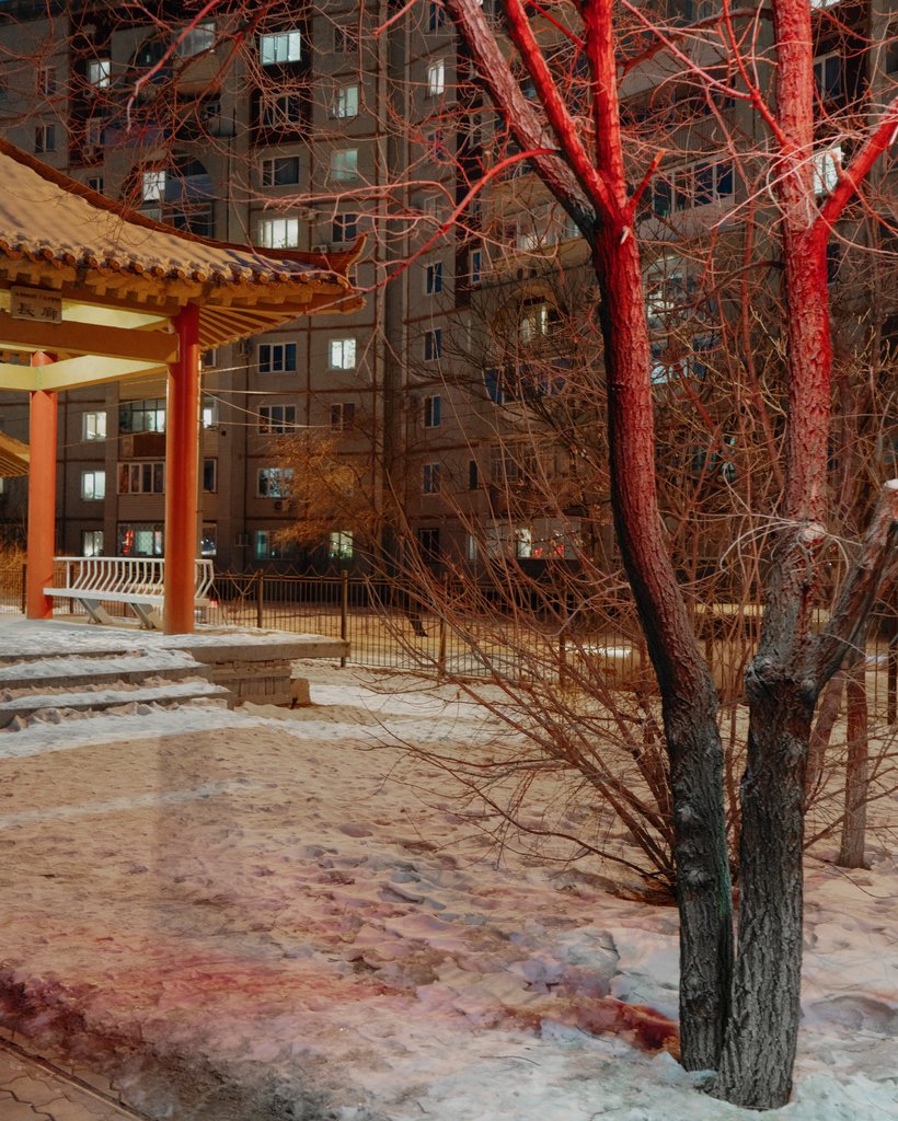 在城中一座由中国捐赠的公园边矗立着一座苏联建筑。