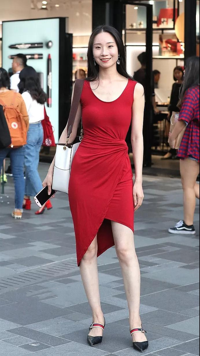 街拍:身材凹凸,气质优雅,穿红色吊带连衣裙,诱惑无穷