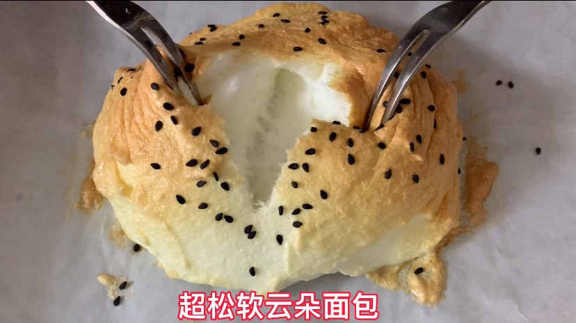 不用面粉,3个鸡蛋就做出的,超松软的云朵舒芙蕾面包,入口即化