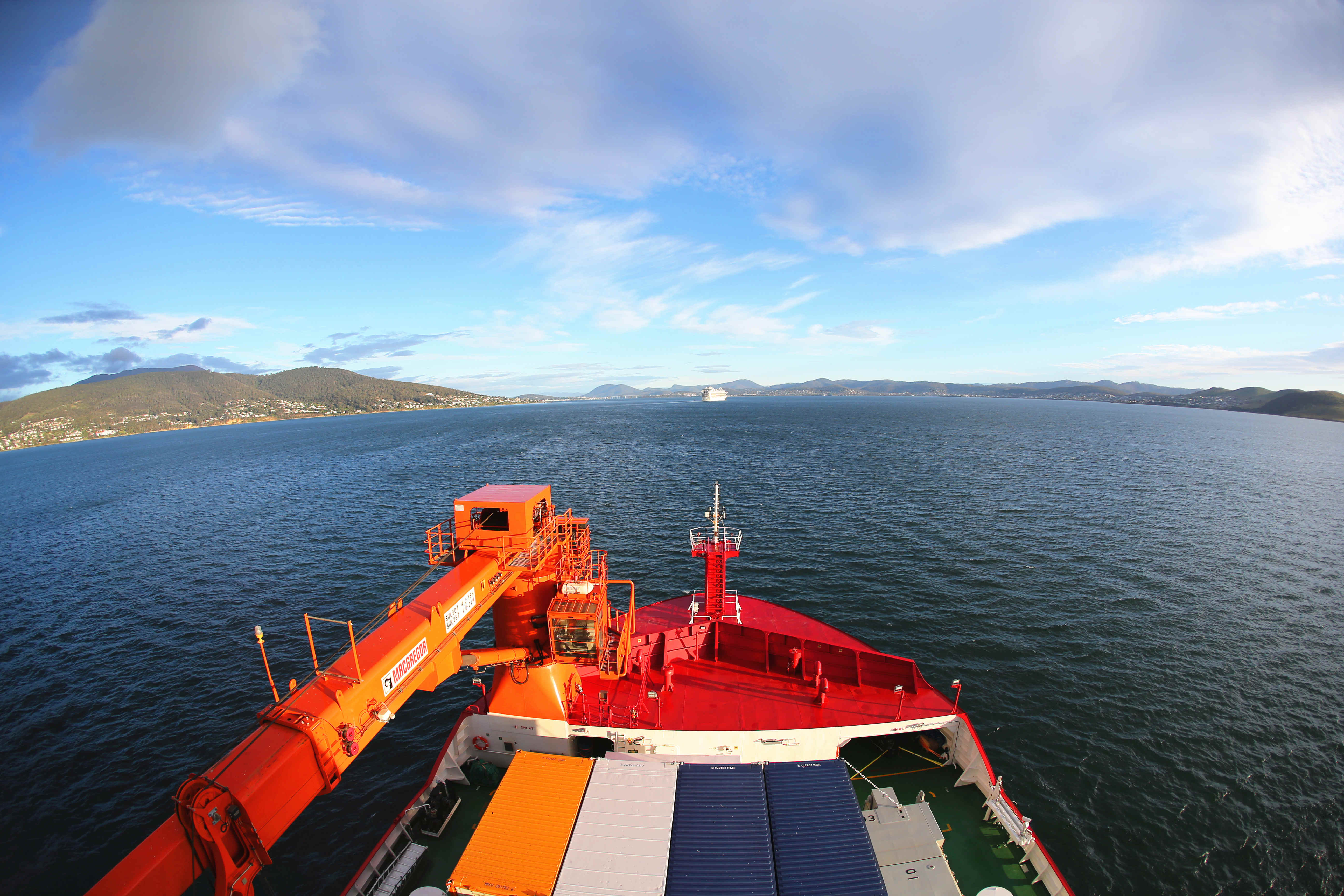 "雪龙2"号抵达澳大利亚 首次停靠外港