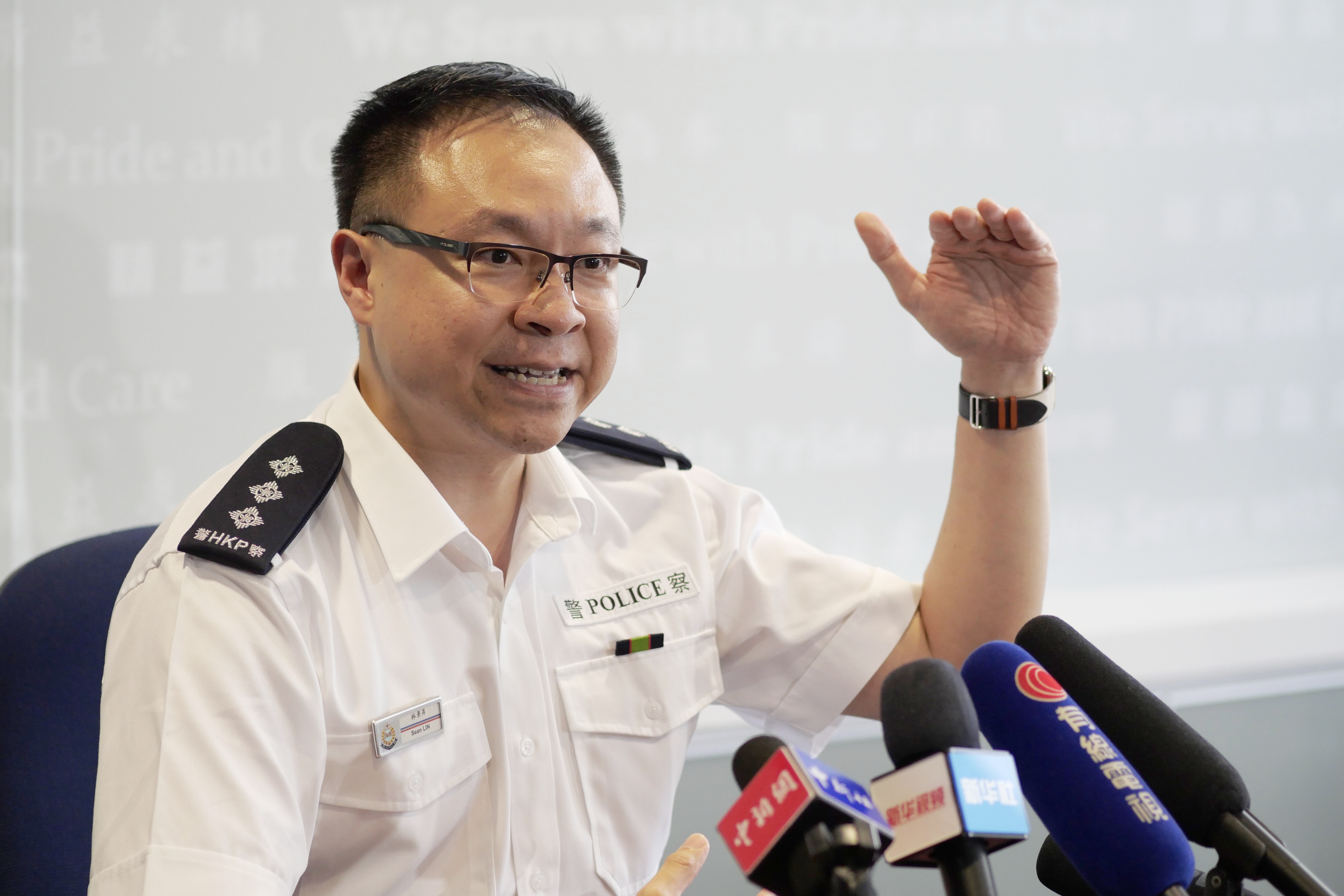 特写:香港"唐僧阿sir"的柔情"紧箍咒"