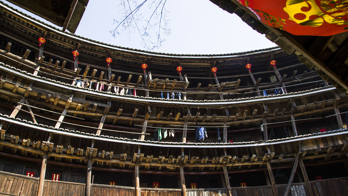 实拍福建"东倒西歪楼",历经700年风雨,至今仍安然屹立