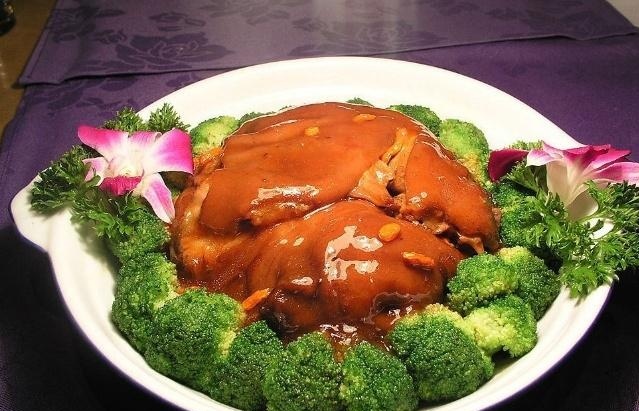 这就可以看出,扬州法海寺和尚的"扒烧整猪头"的确是很有名的.