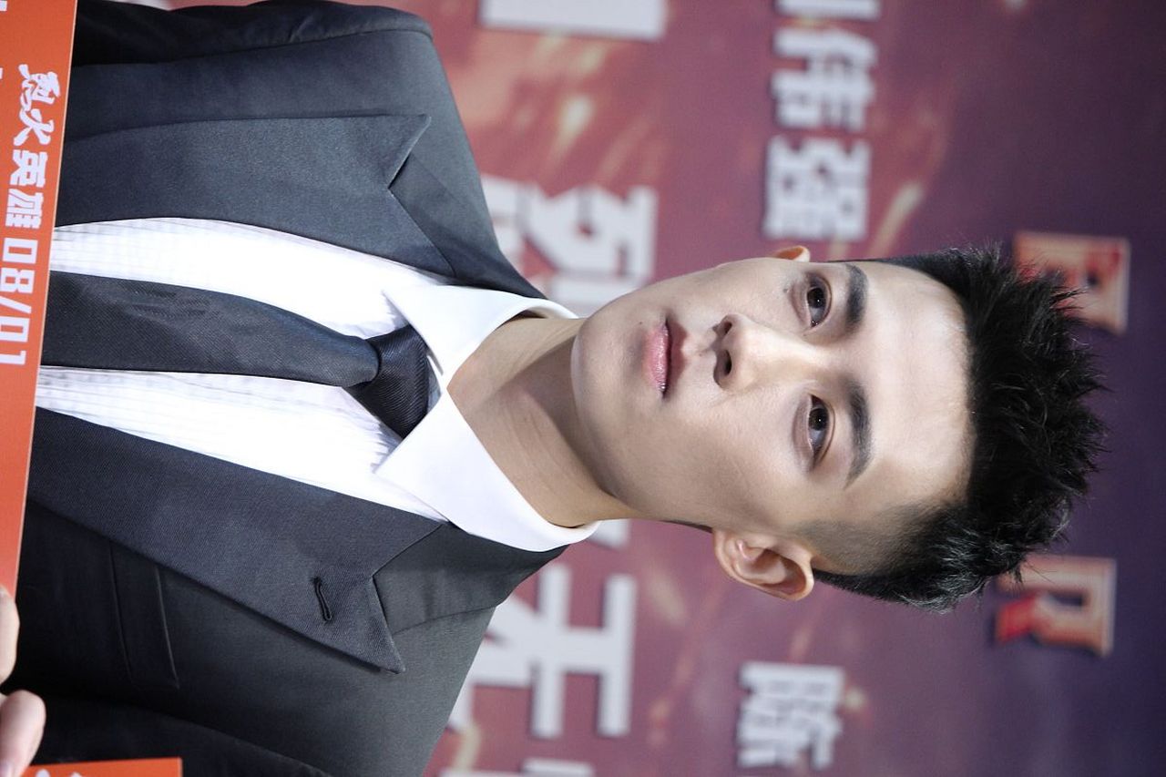 张哲瀚如今在东南亚市场挺吃得开的,连演唱会都连着开了好几场,上座