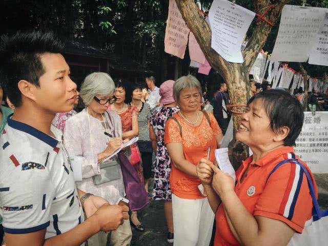 南宁人民公园相亲角火热,人们在这里被当成"商品"