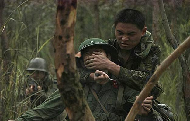 中越战争之老山战役:图6的战士一招解决越军,画面引起极度舒适