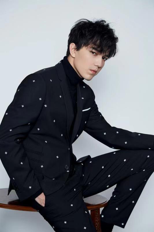 迪玛希穿着john lobb皮鞋搭配波点西装出席2018年丝路凝聚力