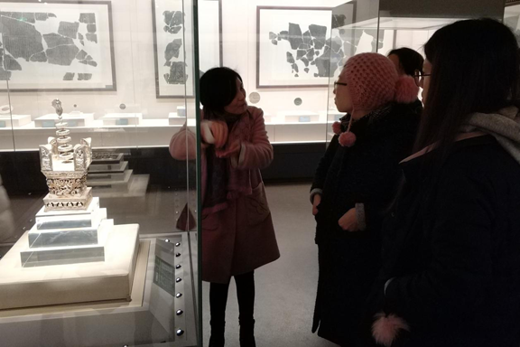 浙博为听障人士讲述鎏金纯银阿育王塔佛传故事