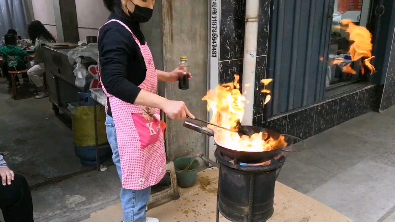 山西美食:老板娘刀功游刃有余,炒面皮技术娴熟,堪称一绝
