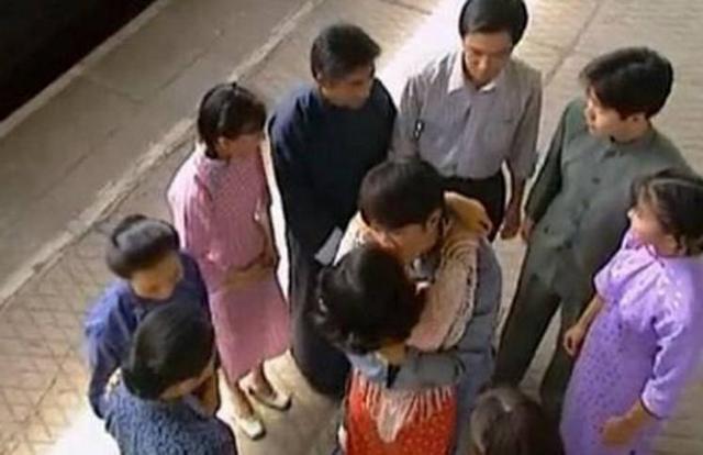 书桓车站"狂吻"依萍,有谁看到如萍的表情?难怪杜飞爱她!