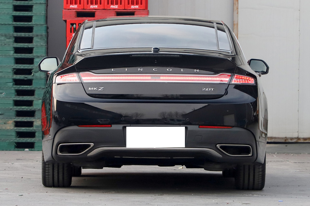 林肯mkz外观设计很有特色,配备真皮方向盘,动力搭载2.0t 6at