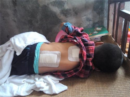 奶奶和亲妈天天逼着8岁孩子"上吊",奶奶说出原因后让人心酸