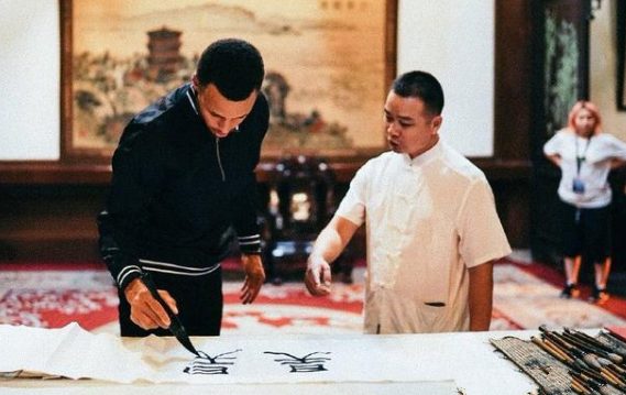 被"汉化"的nba球星!穿唐装的科比 打麻将的奥尼尔