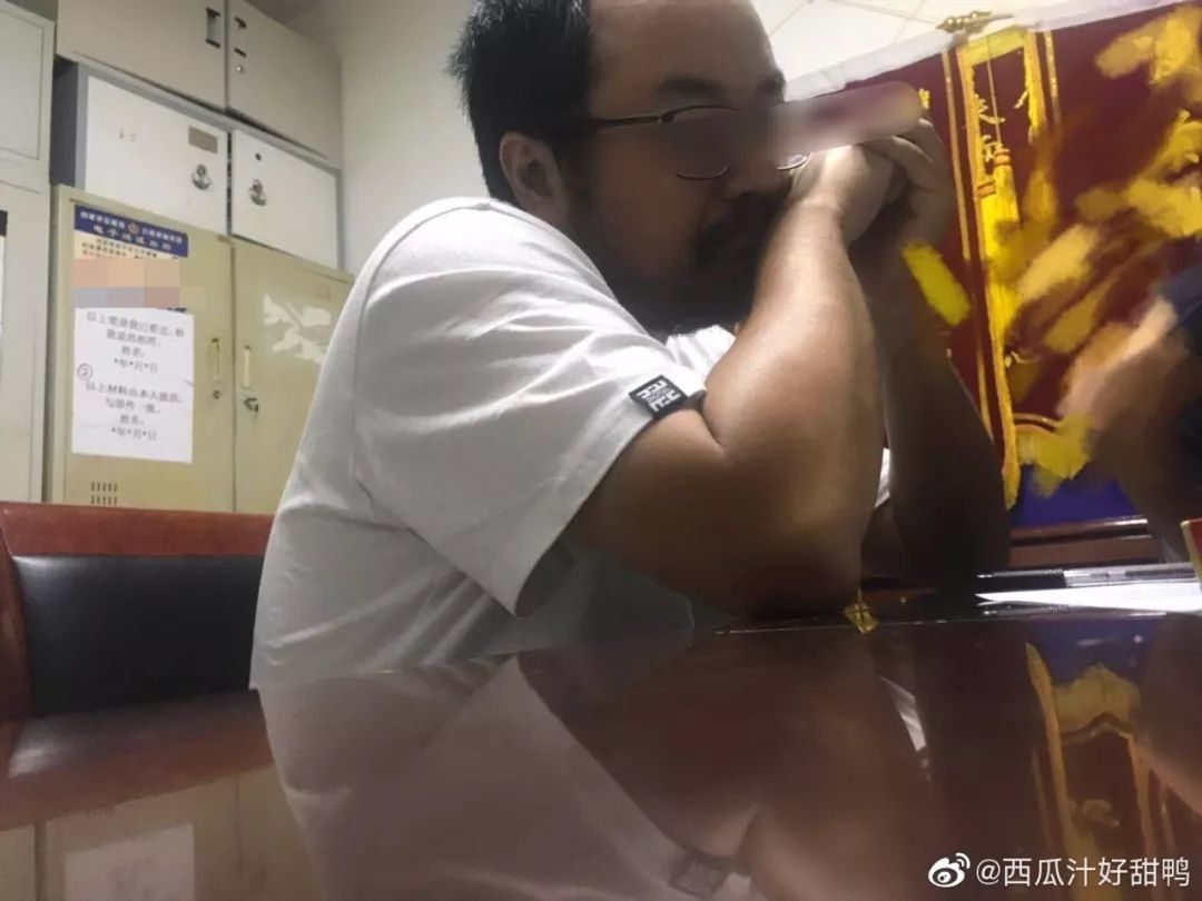 "边跳边脱"的萝莉娘又曝全裸表演,知情人称:她有抑郁症