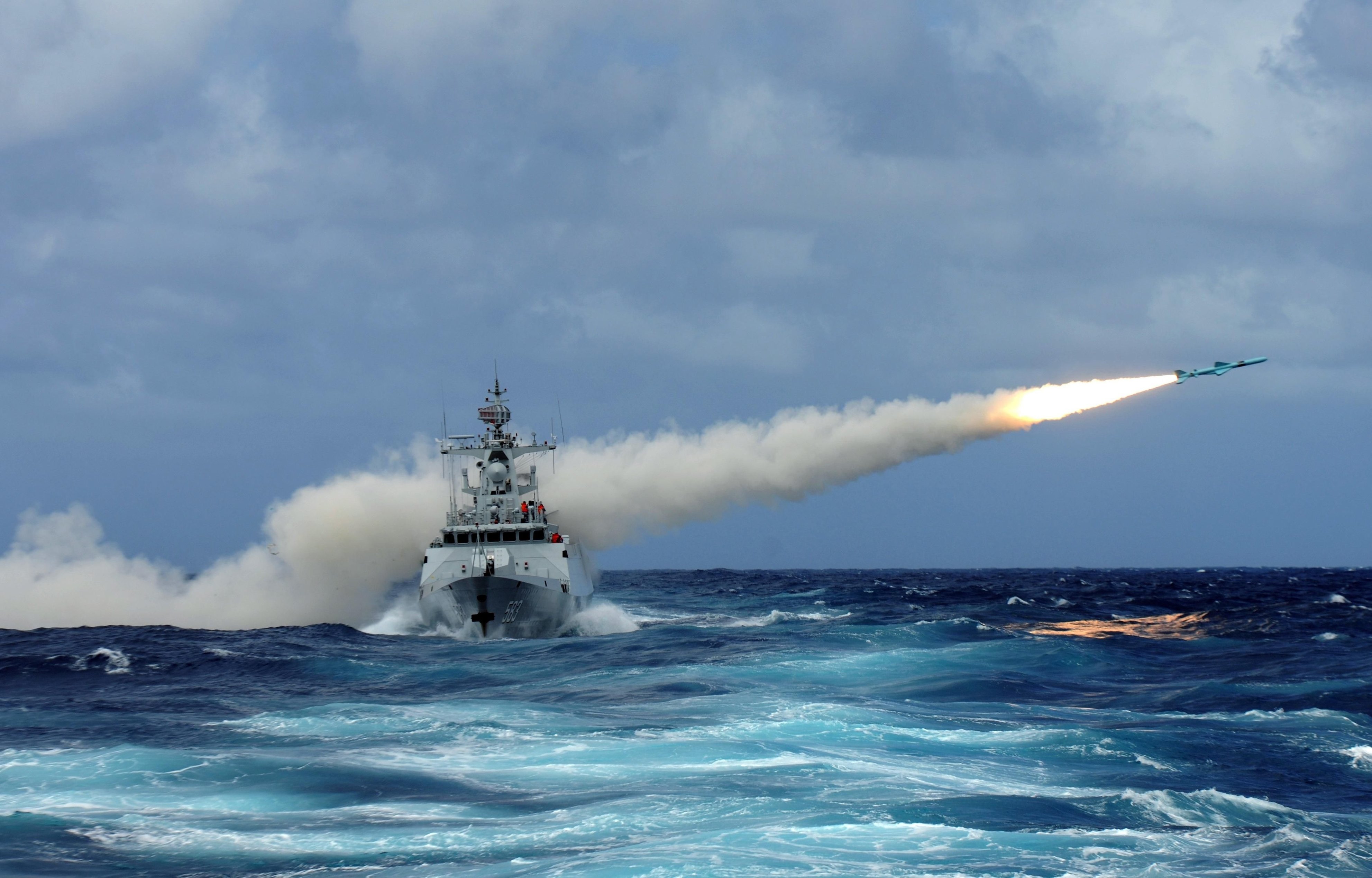 英媒:伊丽莎白女王号将搭载f-35b进入南海,撸起胳膊秀肌肉