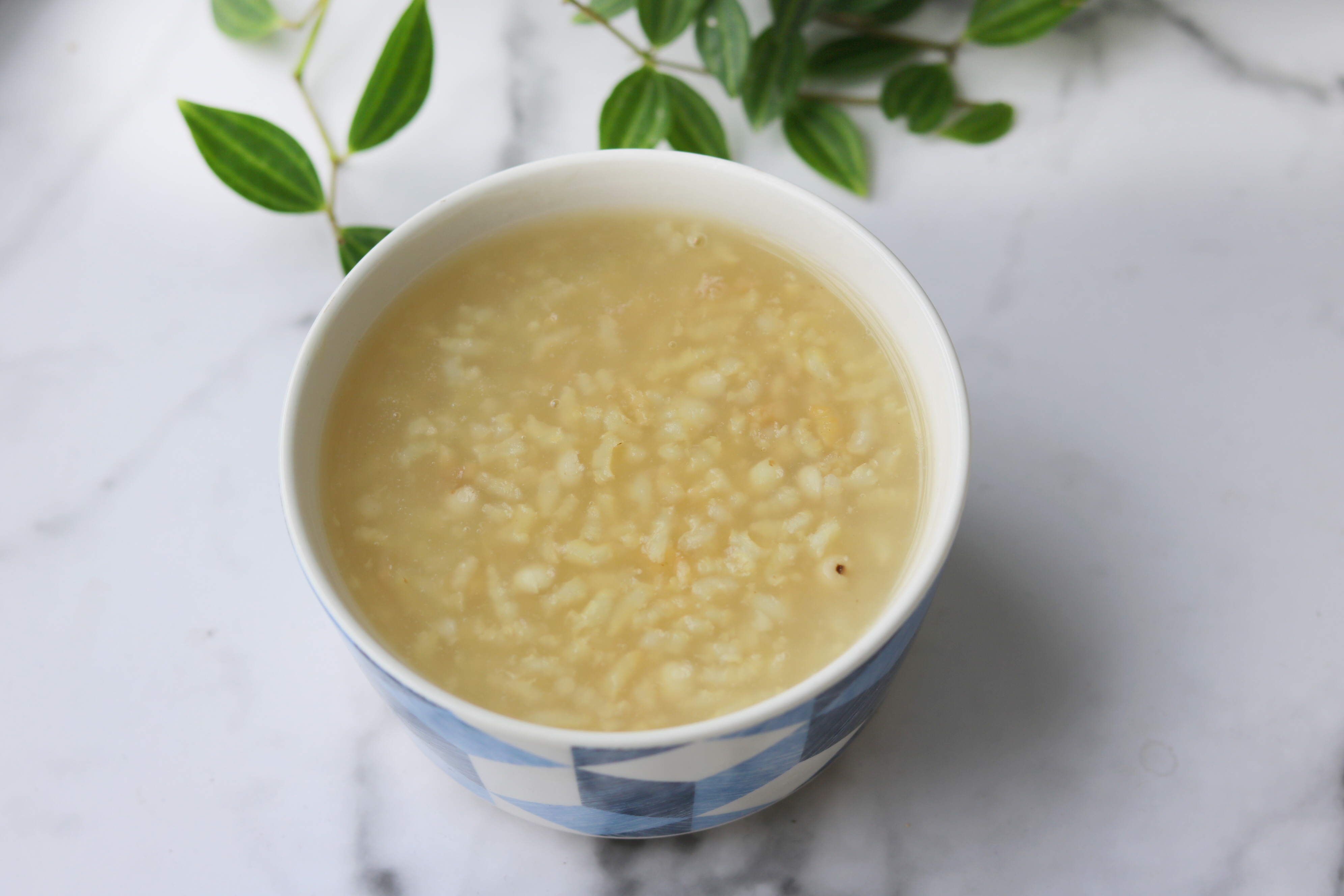 荷叶白米粥,一早起来煮的,加了干荷叶,可以利尿减脂