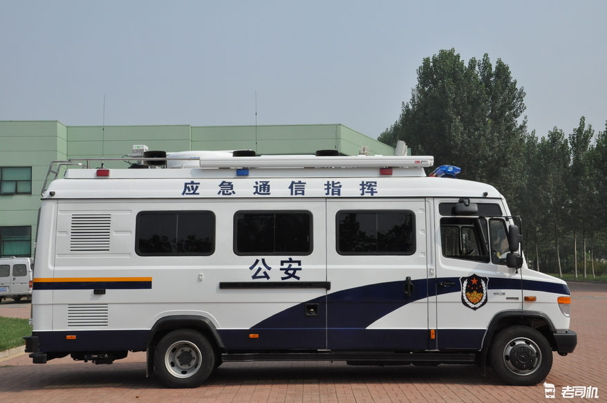 福特全顺改装的冲锋车 转载自百家号作者:a车堂