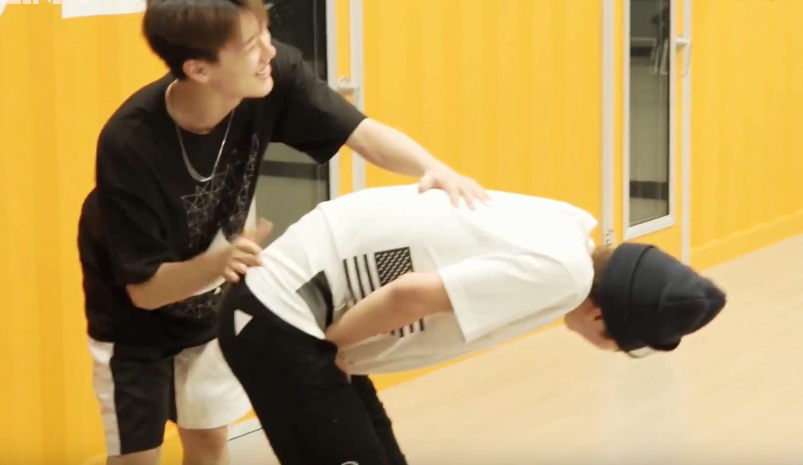 王一博最惨痛的经历,现场被爆蛋,网友:难怪不喜欢女孩子了!