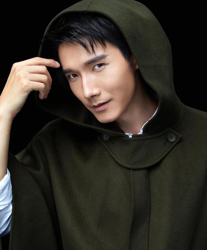 全能演员李泰绿色斗篷写真,将俊朗的外表展现的淋漓尽致