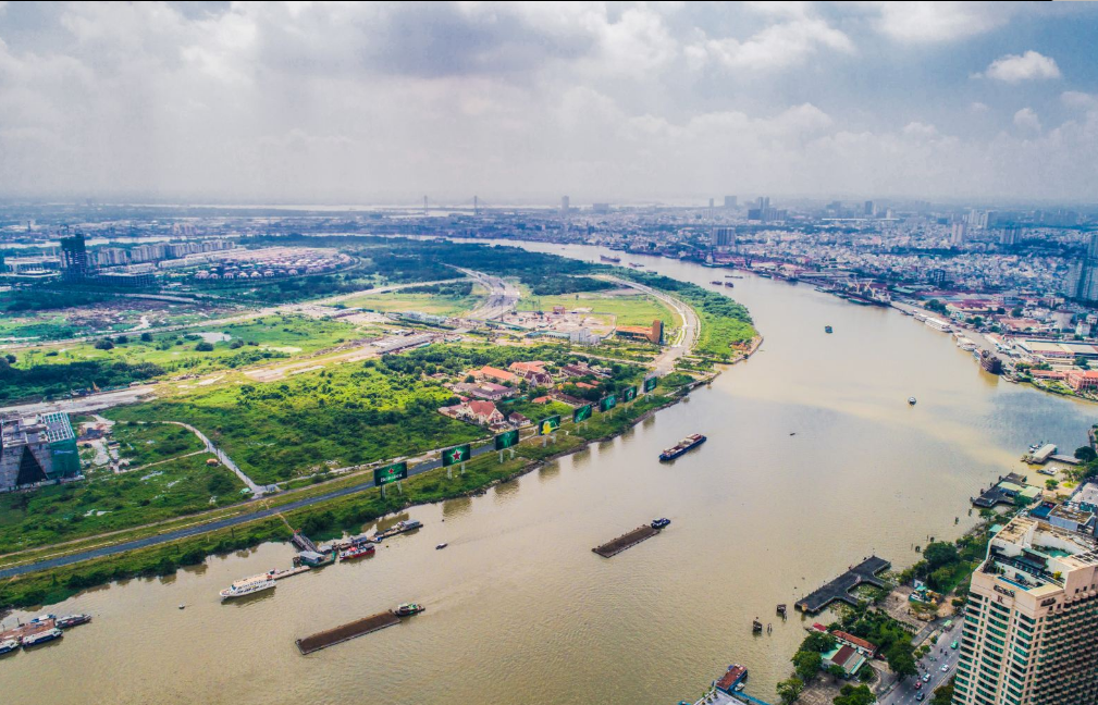乘坐游船夜游西贡河是不可错过的体验,欣赏两岸美丽风景
