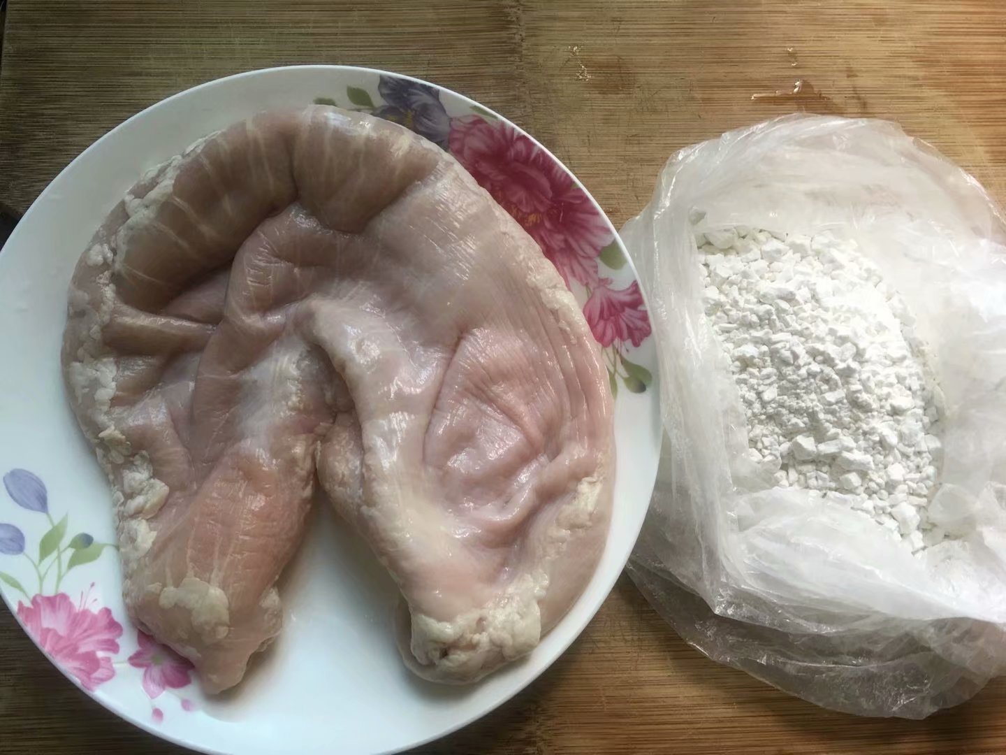 2,猪肚用地瓜粉洗干净