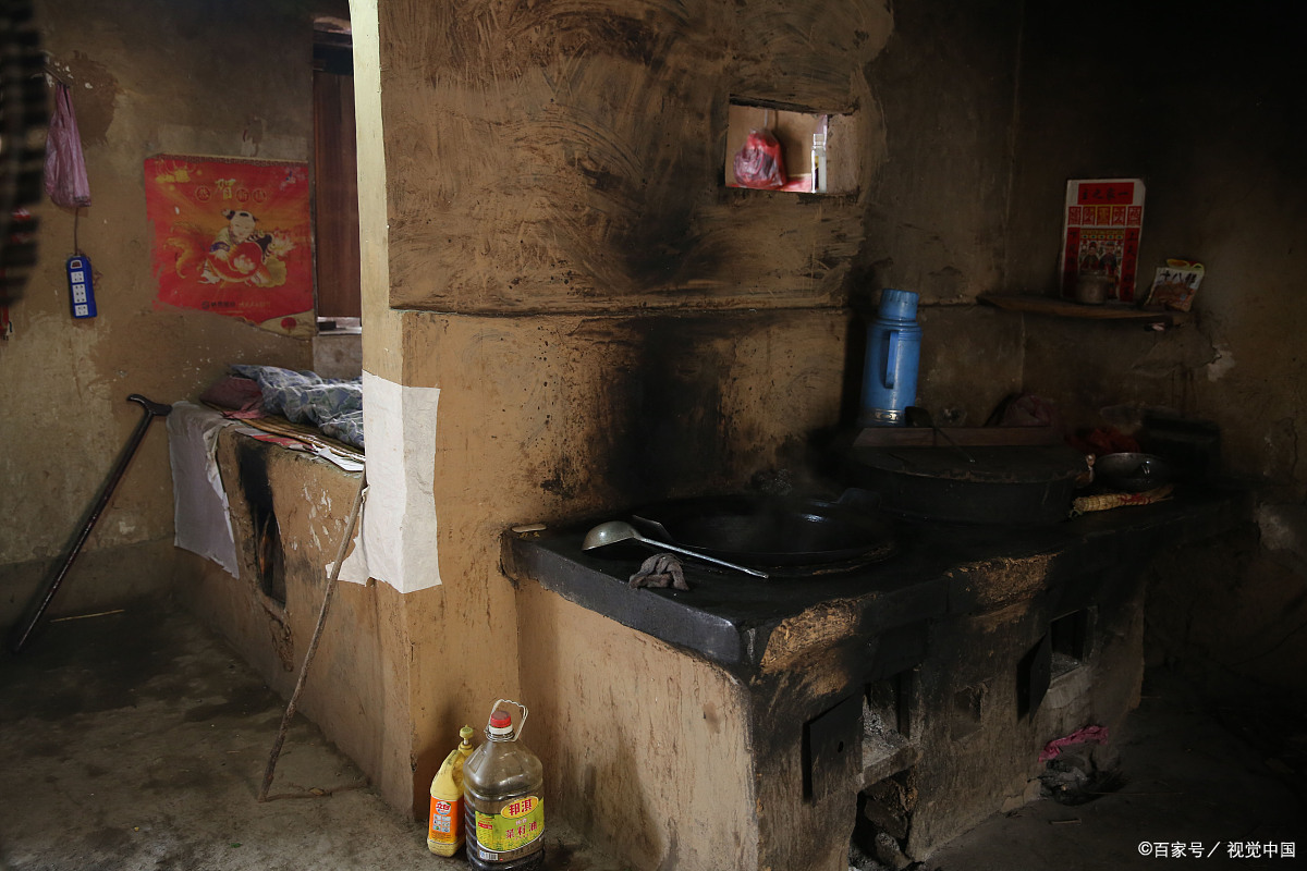 问农村老人烟囱为啥不怕进雨水,结果被说成是咬卵犟,啥意思啊?
