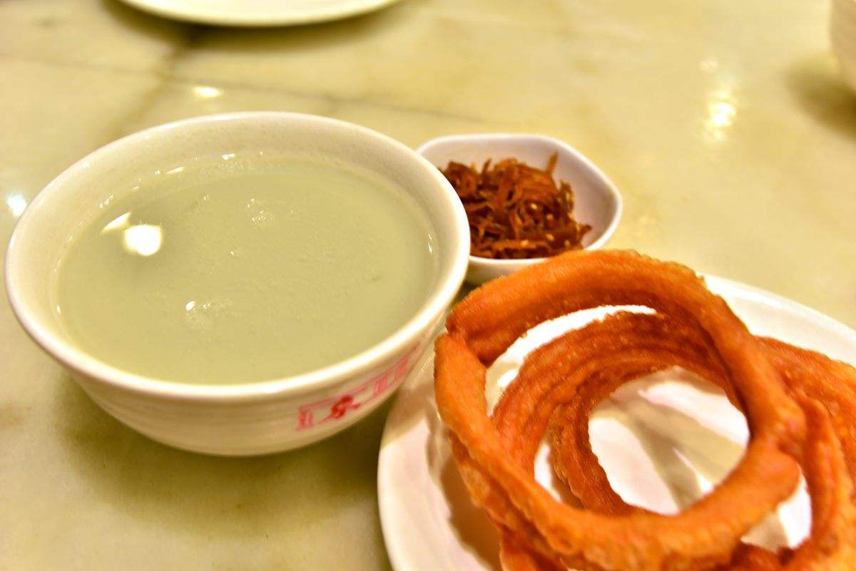 喝老北京豆汁儿,是地道北京人的象征,外地人称最难喝京味儿