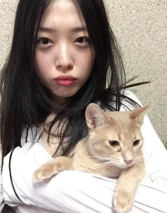 崔雪莉放飞自我了吧!早期出席活动的她,造型洒脱却不失冷艳!