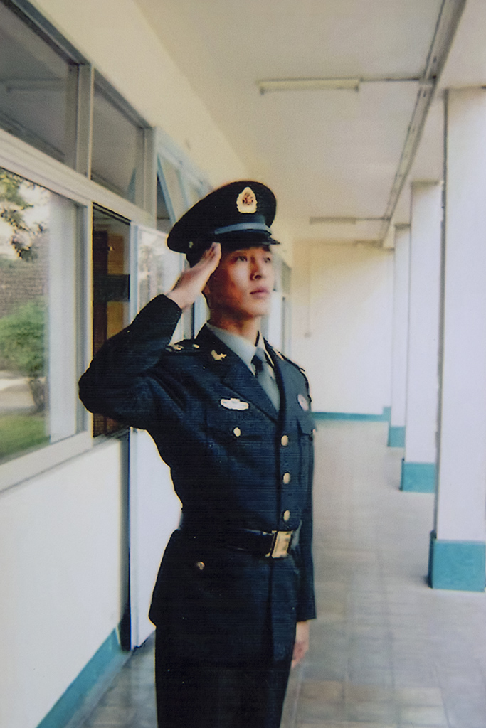 他在驻港部队服役5年,荣立2次3等功,车祸将他变成了一级残疾人