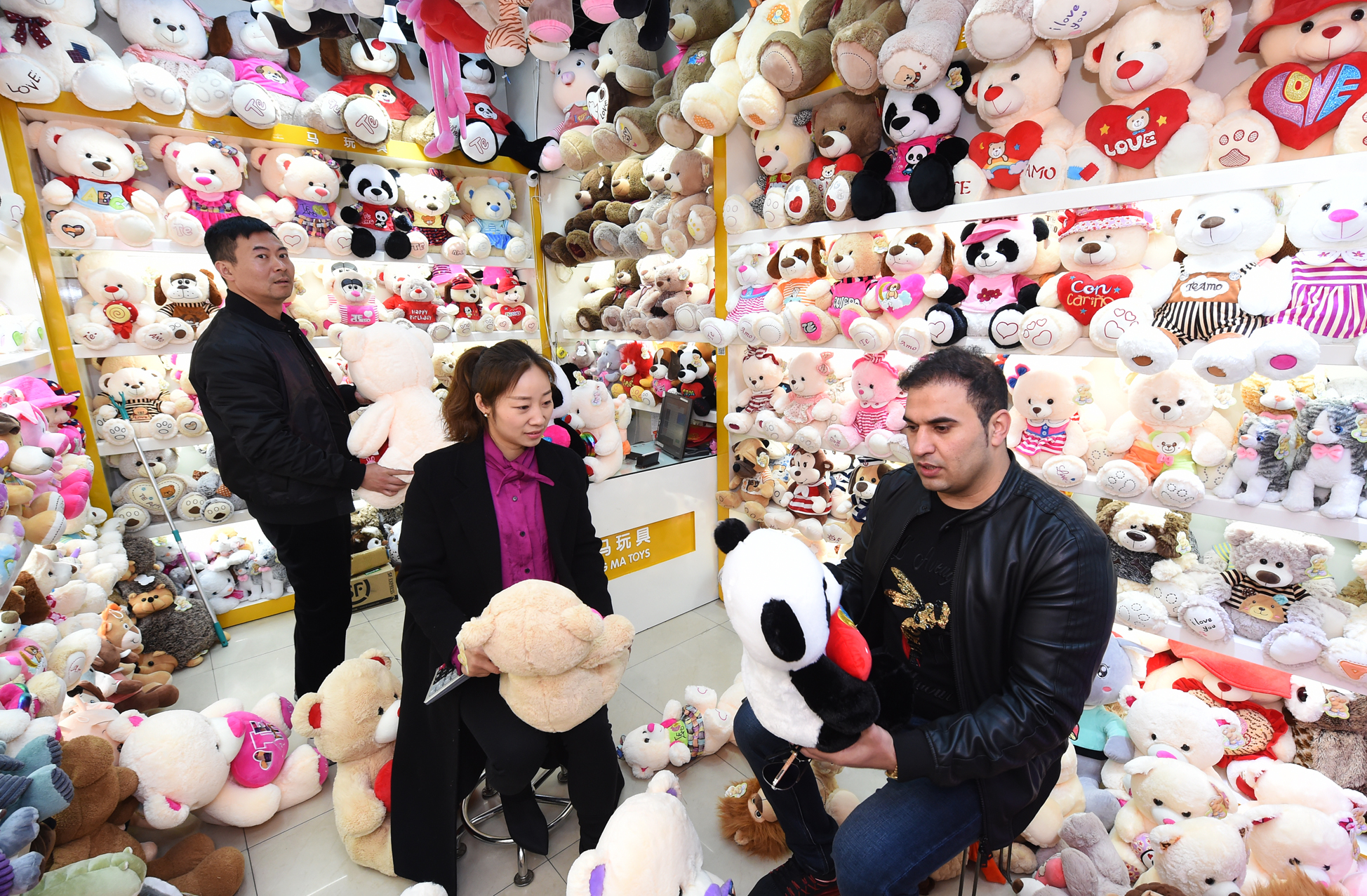 (经济)(2)浙江义乌中国小商品城迎来节后开市