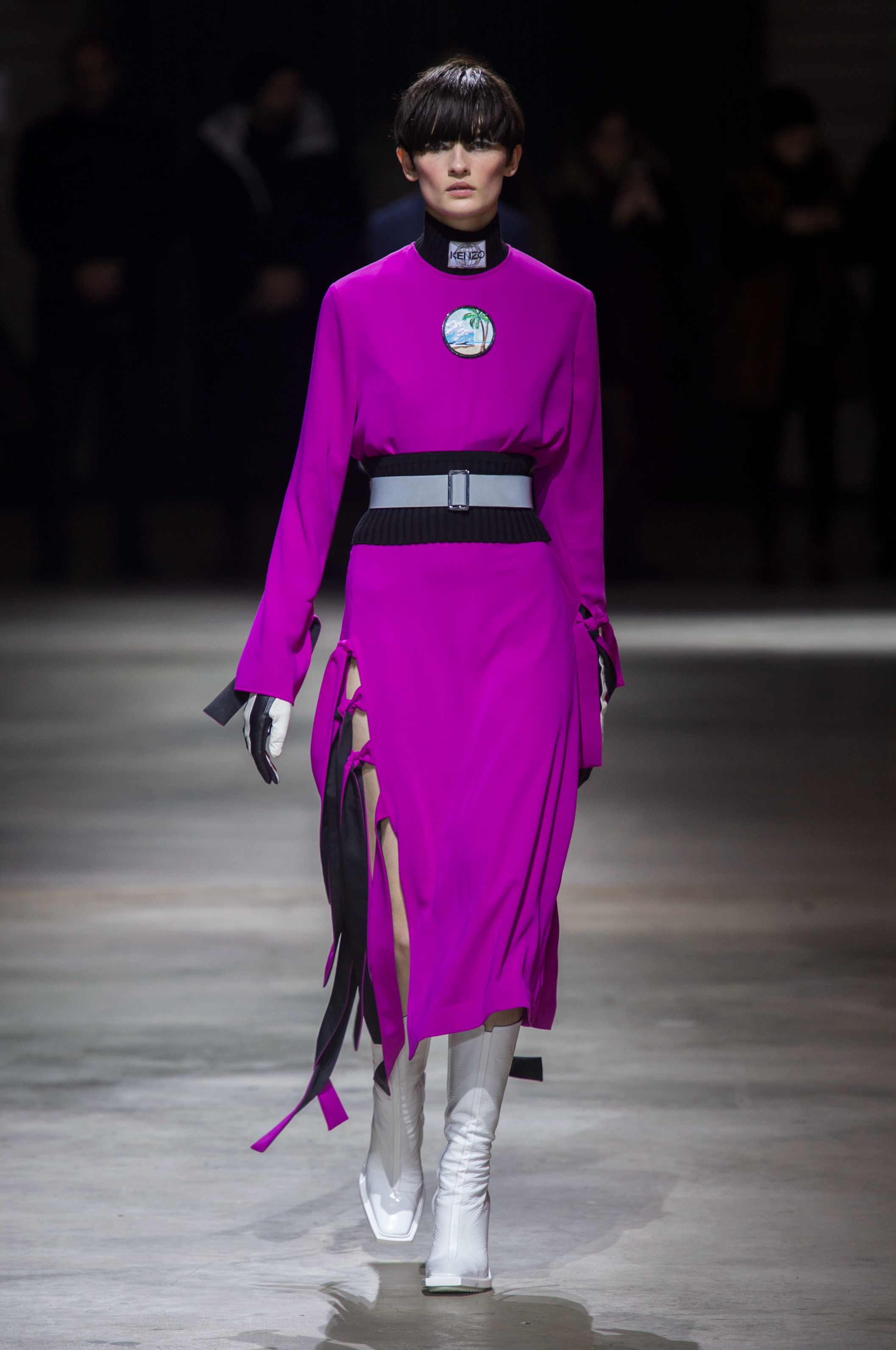 紫红色的衣服感觉很亮眼,双排扣的设计,超级有职业风格