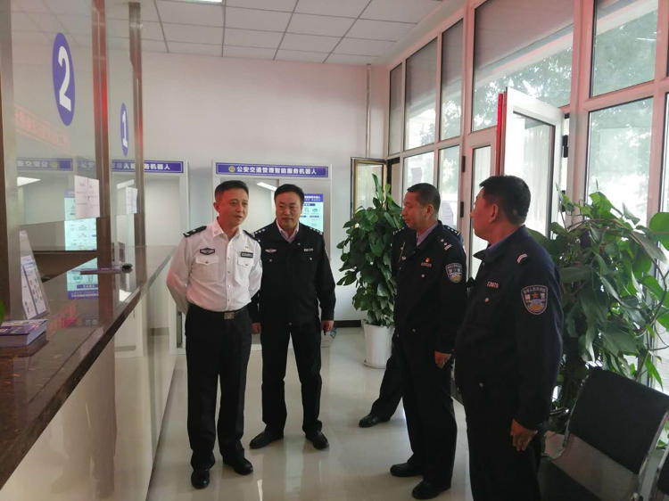 晋中市副市长,公安局局长周健来到晋中交警支队二大队进行调研.