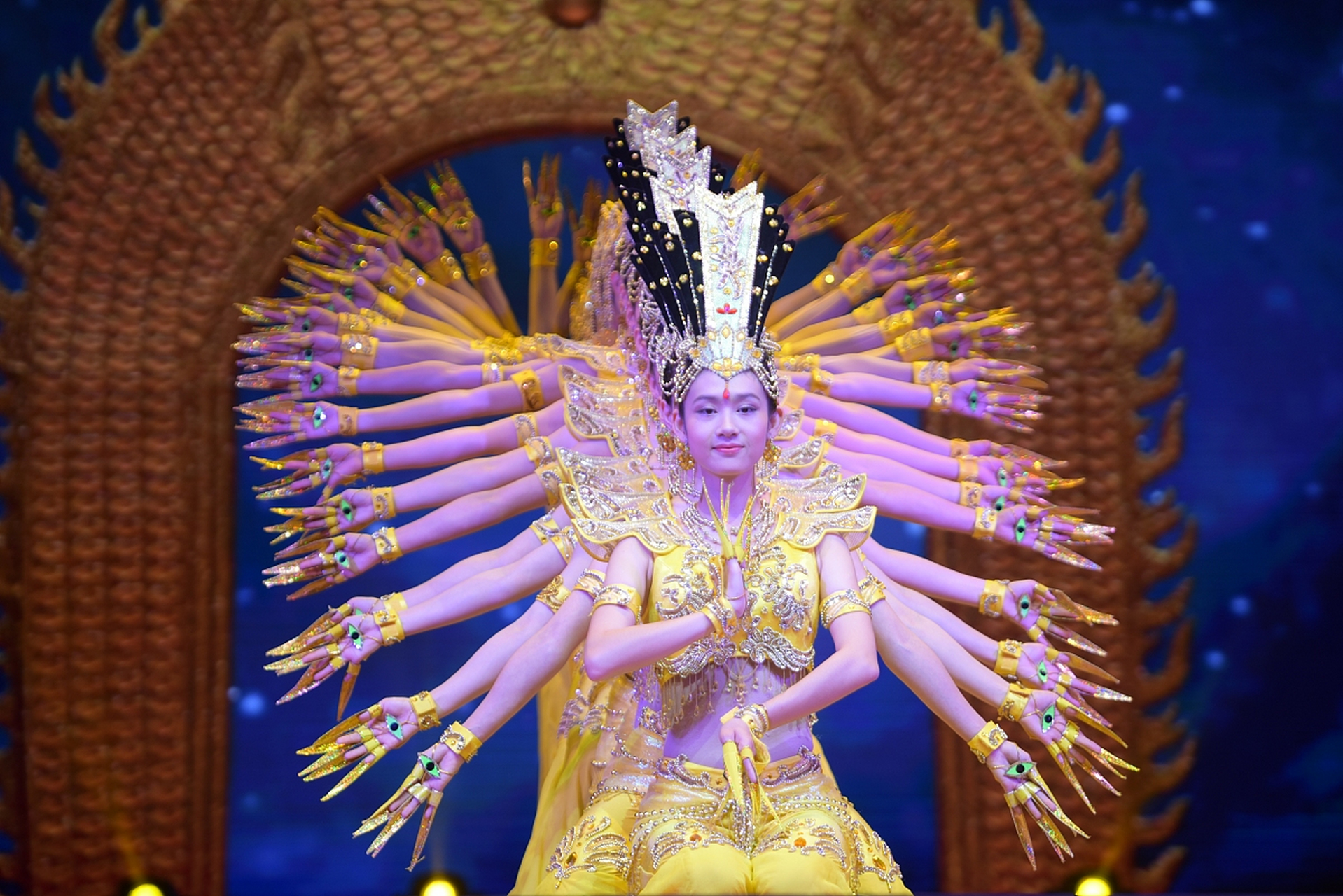 还记得当年在雅典残奥会闭幕式上表演的震撼舞蹈《千手观音》吗?