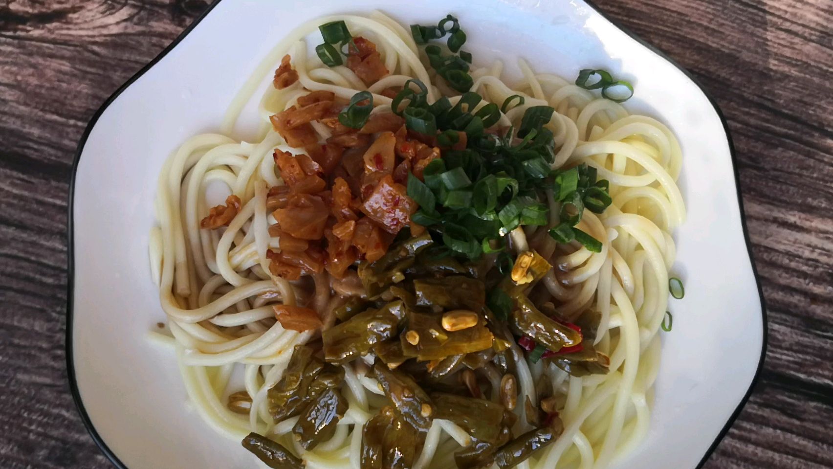 几分钟就搞定的早餐,一煮一浇一拌,热干面原来这么简单